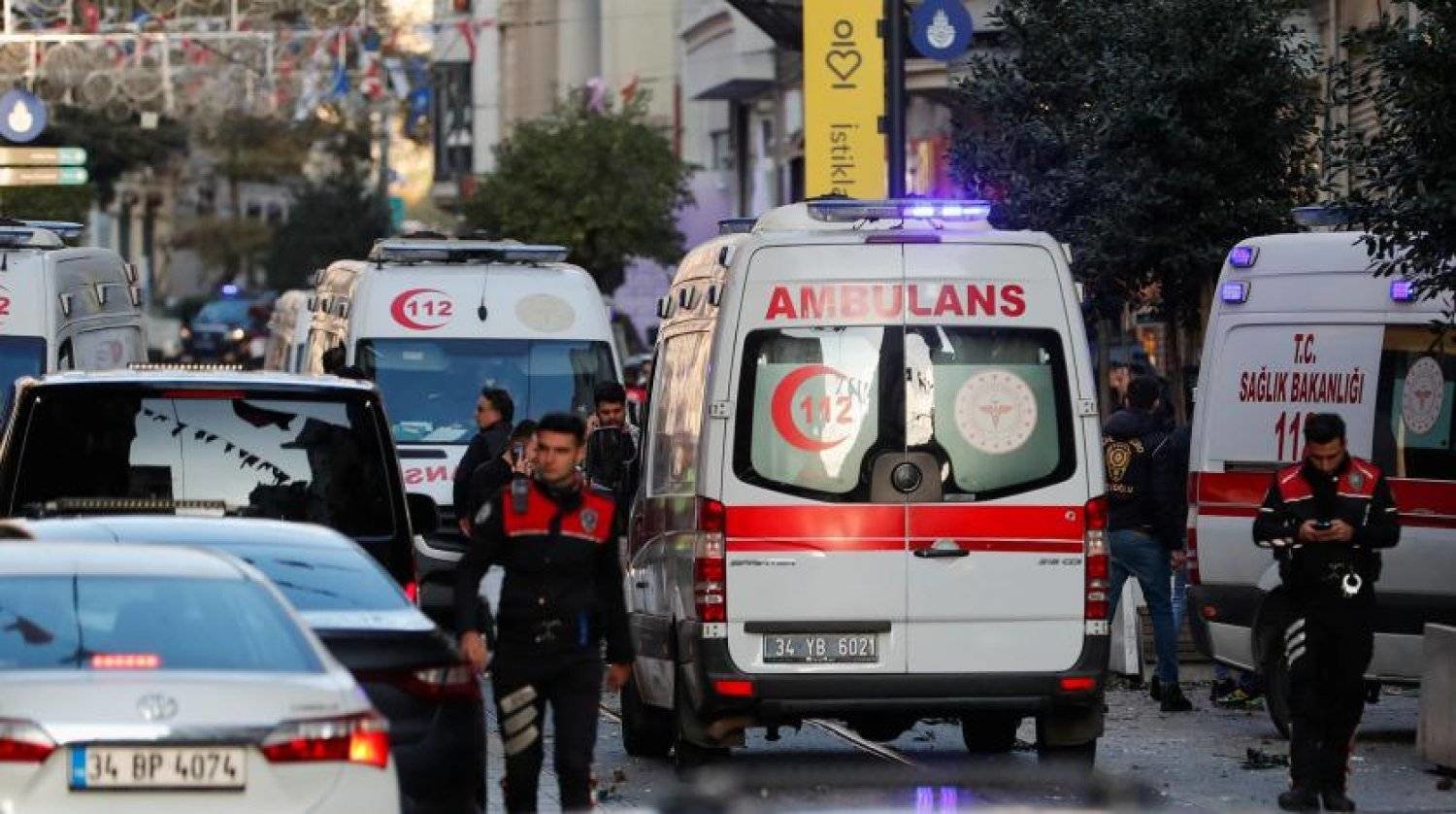 سيارات إسعاف تظهر في إسطنبول بتركيا (رويترز)