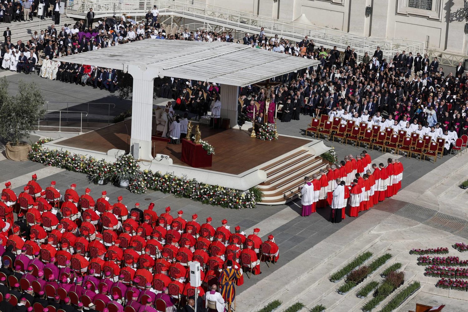 البابا فرنسيس يحضر مراسم كونسيستية في ساحة القديس بطرس - مدينة الفاتيكان (إ.ب.أ)