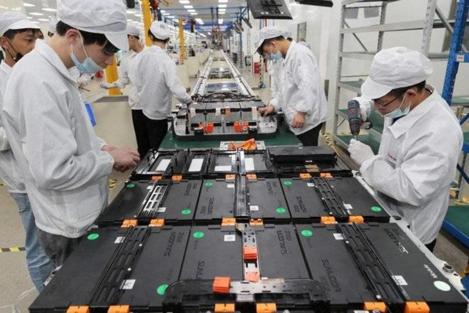 عمال على خط إنتاج تصنيع بطاريات في أحد المصانع الصينية (رويترز)