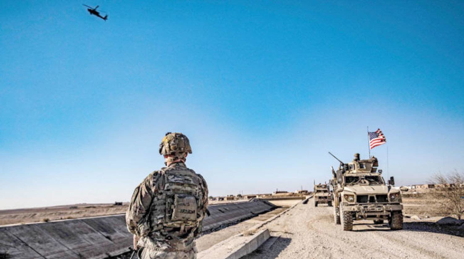 مروحية من طراز «أباتشي» ترافق دورية للقوات الأميركية على الجبهة في مناطق سيطرة «قسد» في 21 ديسمبر 2021 (أ.ف.ب)