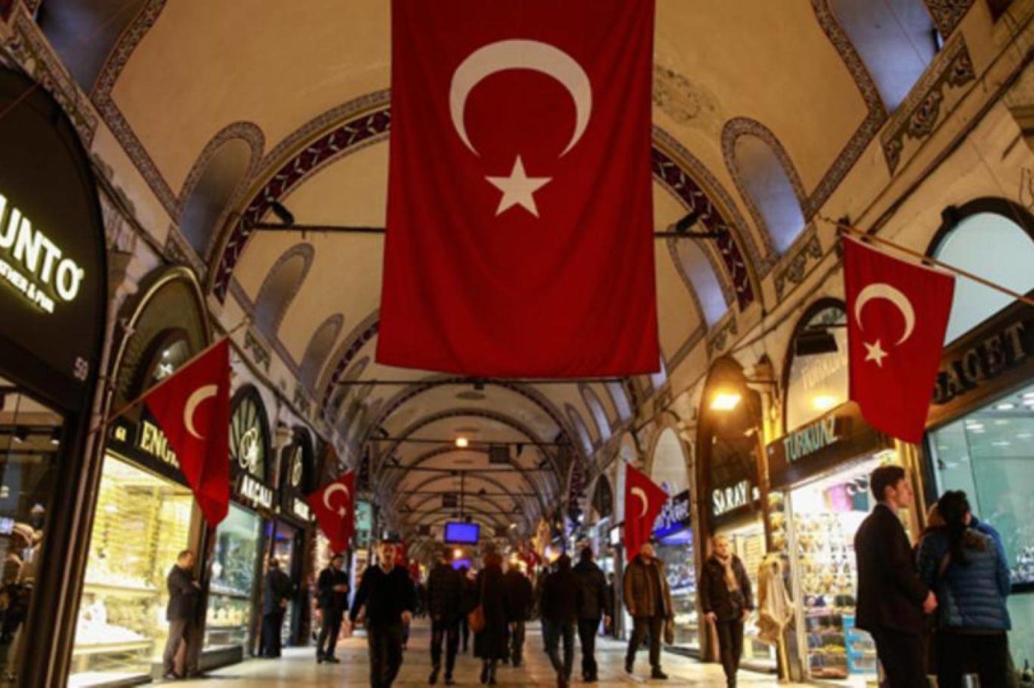 أعلام تركيا تكسو أحد الشوارع التجارية في أنقرة (رويترز)