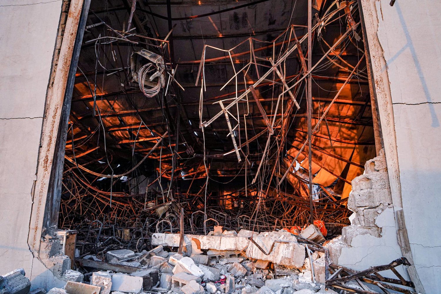 الدمار يظهر داخل صالة للأعراس تعرضت لحريق ضخم في العراق (د.ب.أ)
