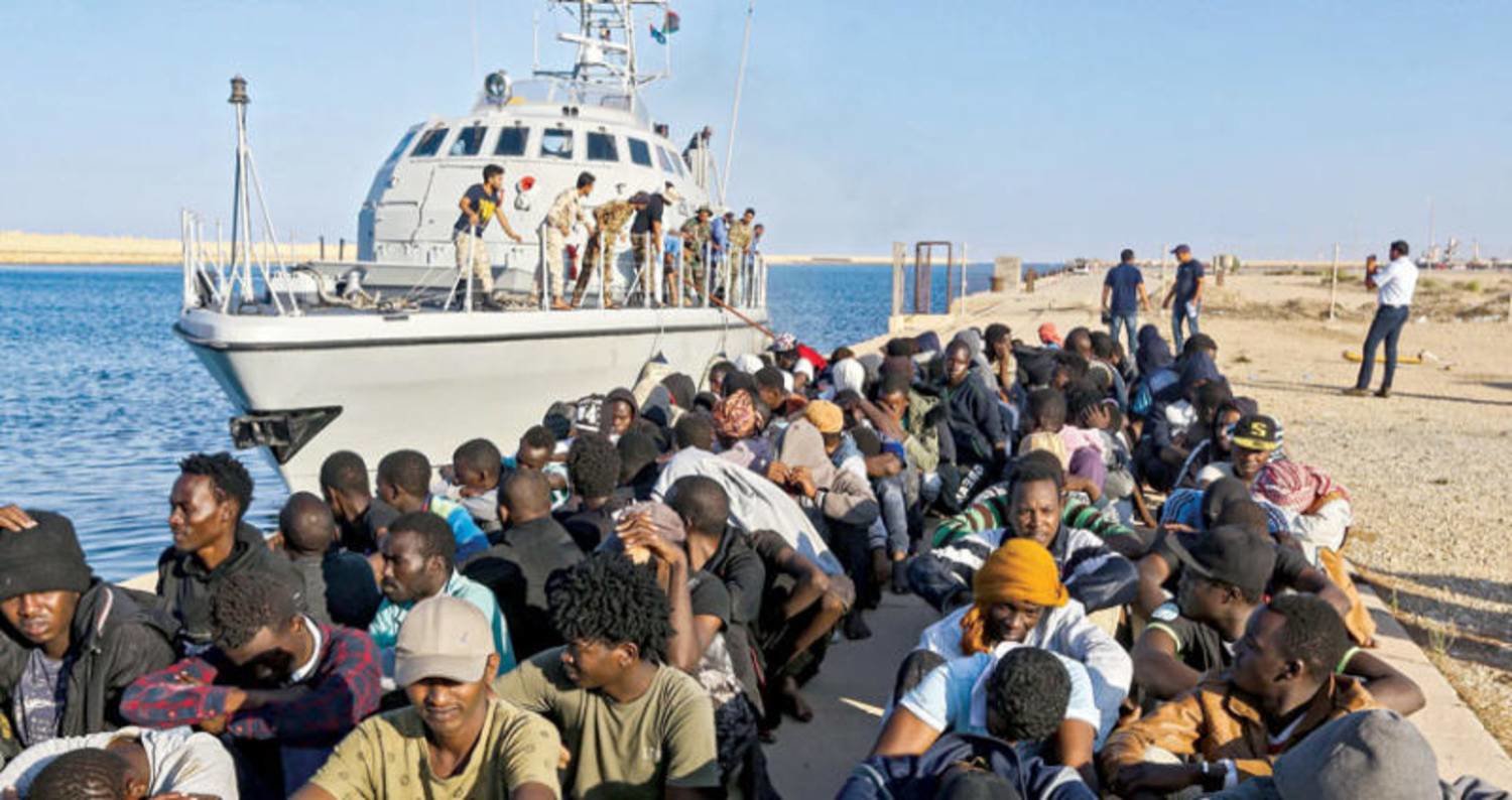 مهاجرون غير شرعيين أنقذتهم القوات البحرية الليبية خلال محاولتهم الهرب من ليبيا (أرشيفية - أ.ف.ب)