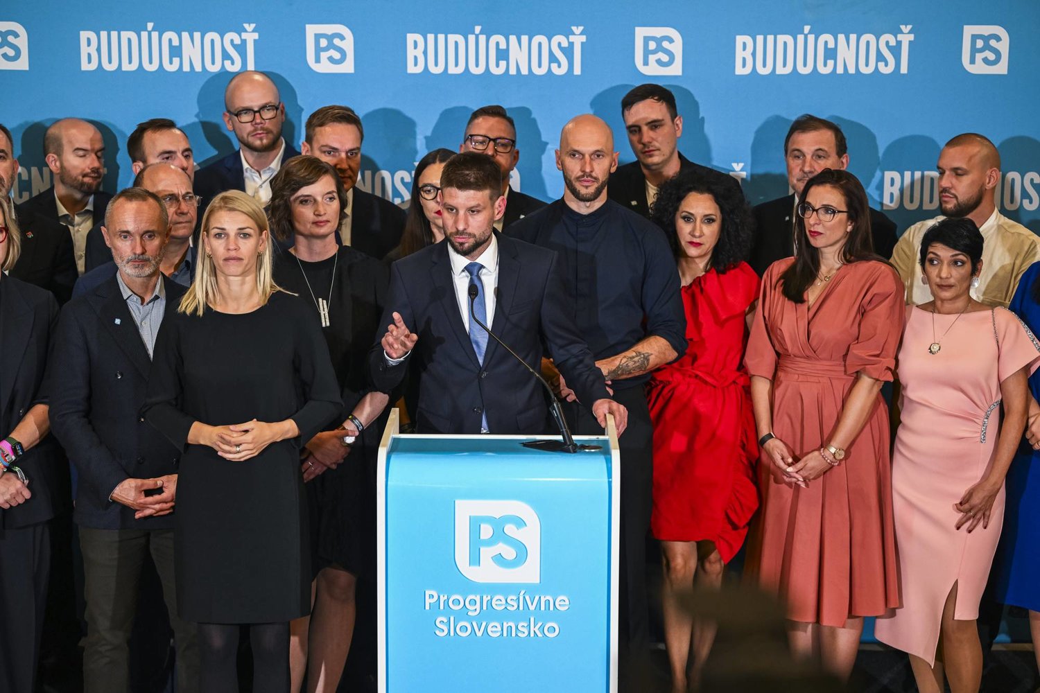 ميشال سيميكا (وسط) زعيم حزب سلوفاكيا التقدمية يتحدث خلال مؤتمر صحافي في مقر الحزب (د.ب.أ)