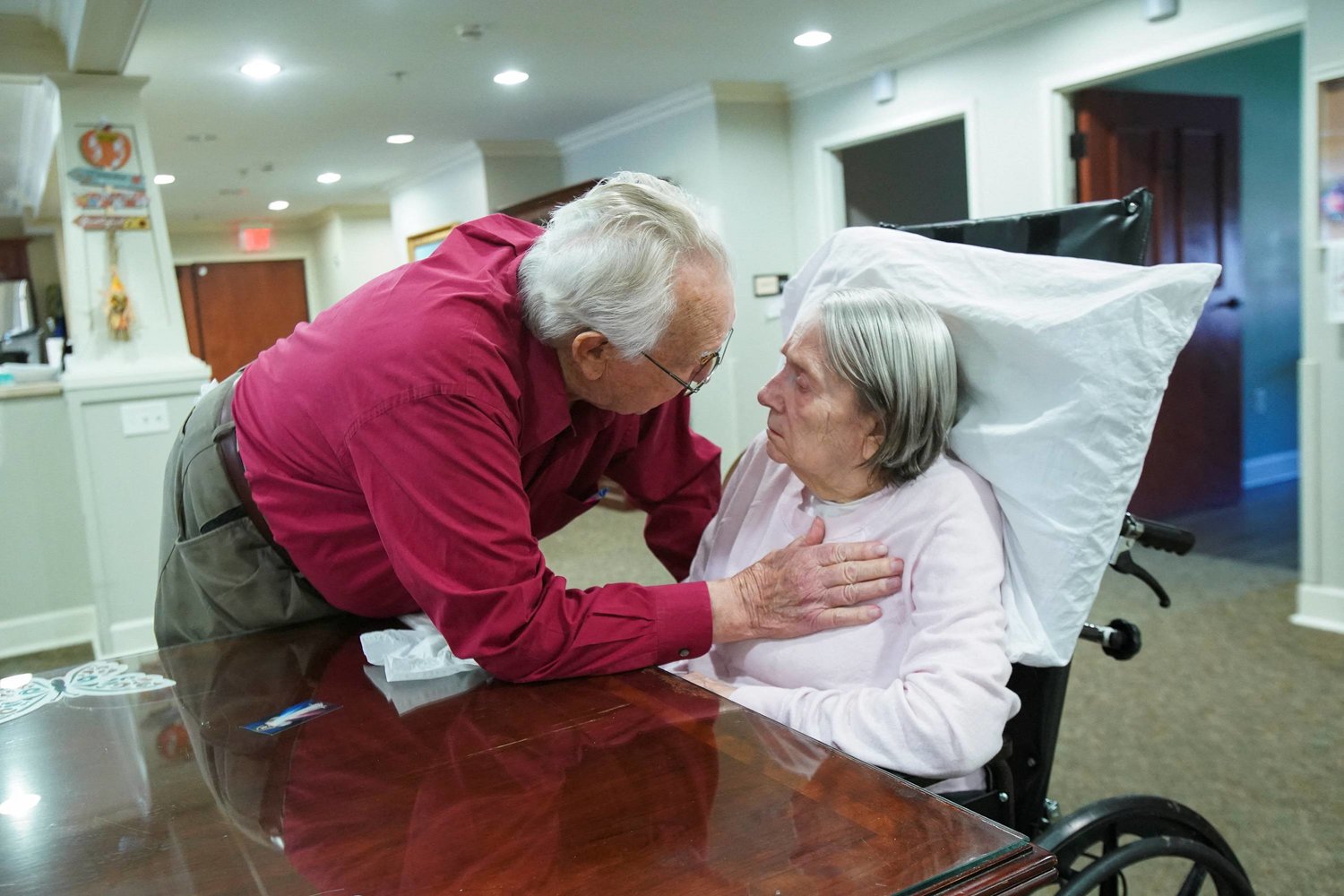زوجان في دار رعاية للمُسنين (رويترز)