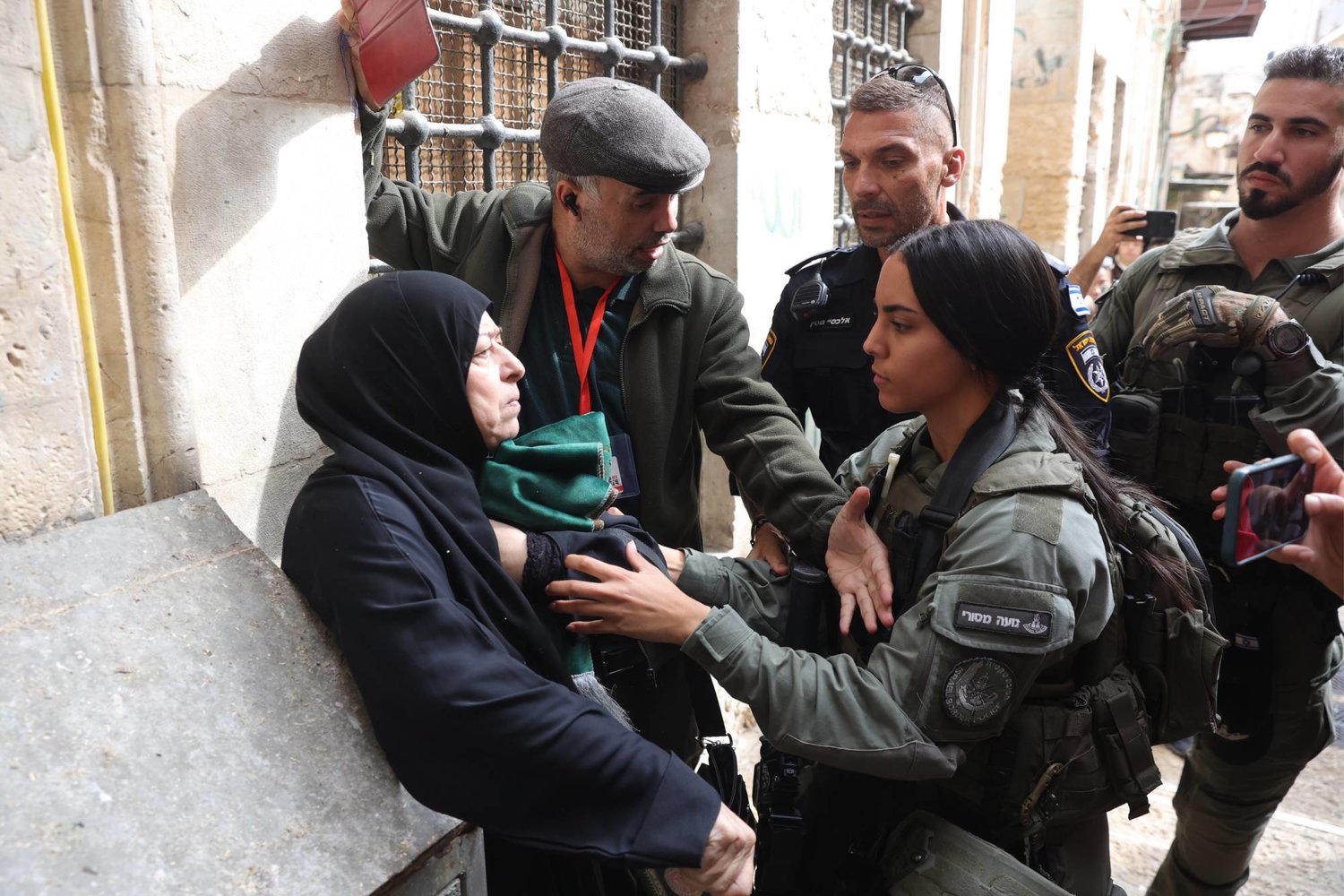 الشرطة الاسرائيلية تصد سيدة عن التظاهر فى  البلدة القديمة بالقدس (إ.ب.أ)