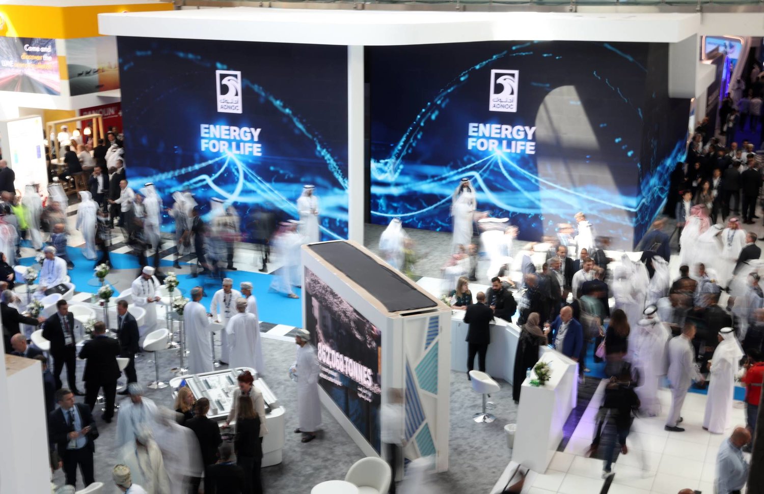 الزائرون في معرض ومؤتمر أبوظبي الدولي للبترول «أديبك» بأبو ظبي، الإمارات العربية المتحدة (وكالة حماية البيئة)