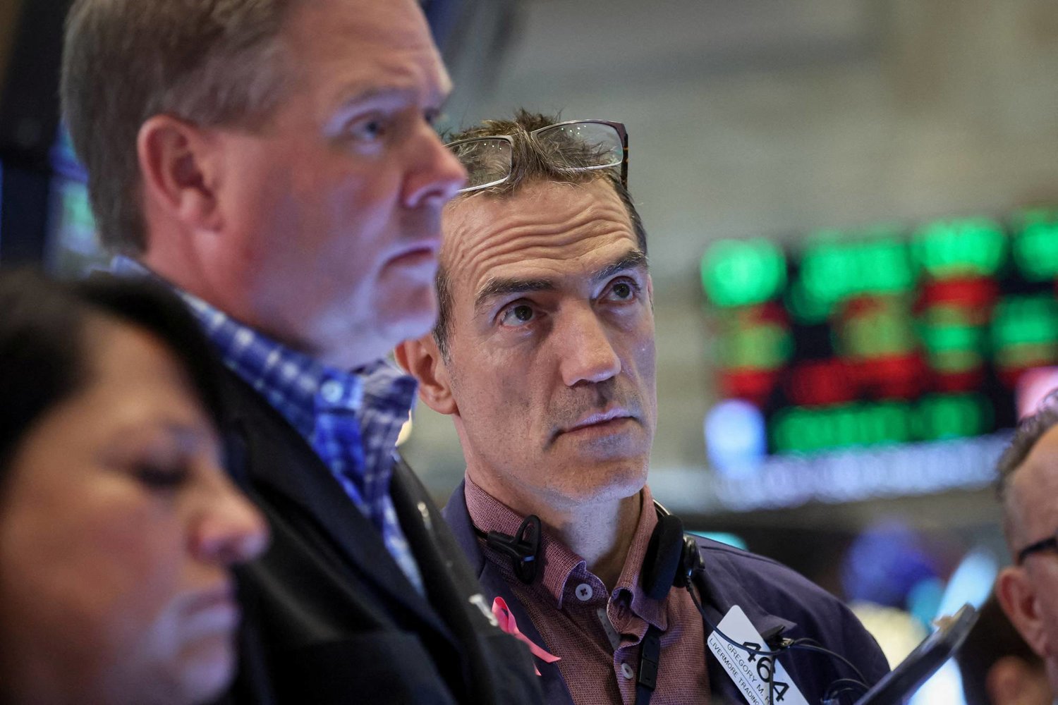 متداولون يتابعون تحركات الأسهم في «وول ستريت» خلال آخر جلسات الأسبوع الماضي (رويترز)