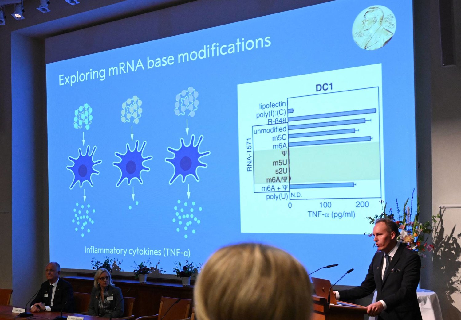 نبذة عن لقاحات بتقنية الحمض النووي الريبي المرسال من حفل إعلان جائزة نوبل للطب (أ.ف.ب)