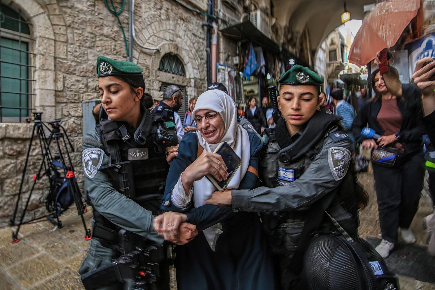 القوات الإسرائيلية تشتبك مع الفلسطينيين وبينهم امرأة عند باب السلسلة في المسجد الأقصى  (د.ب.أ)