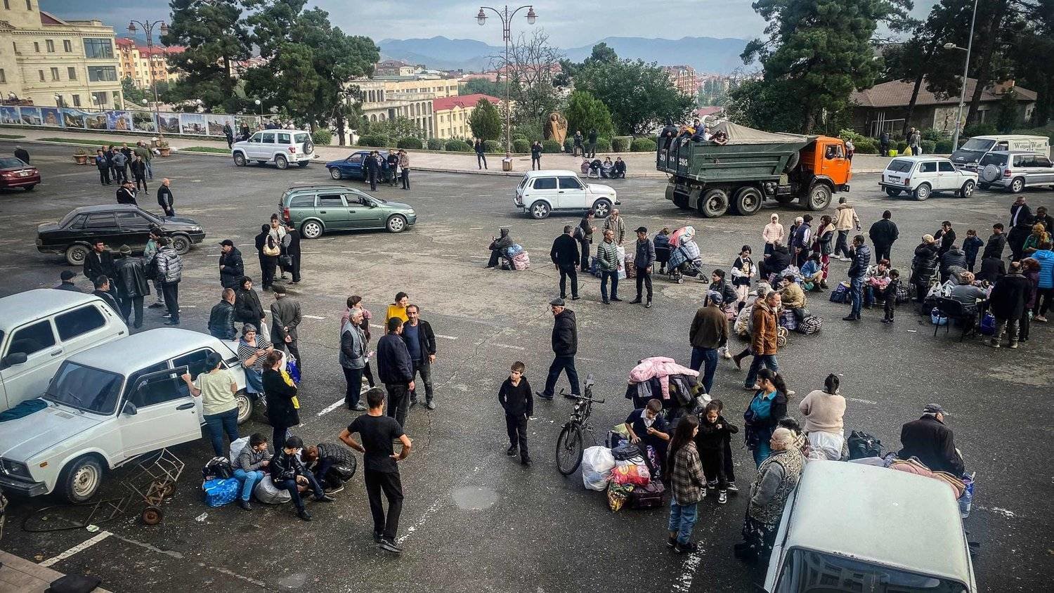 مدنيون أرمن ينتظرون مغادرة كاراباخ إلى أرمينيا (أ.ف.ب)