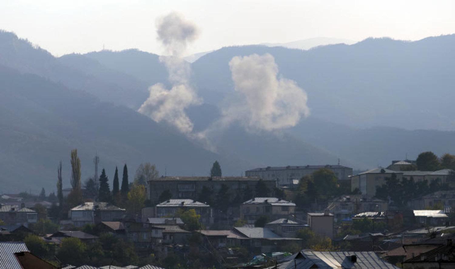 تصاعد الدخان بعد قصف مدفعي من قوات أذربيجان على إقليم ناغورنو كارباخ (أ.ب)