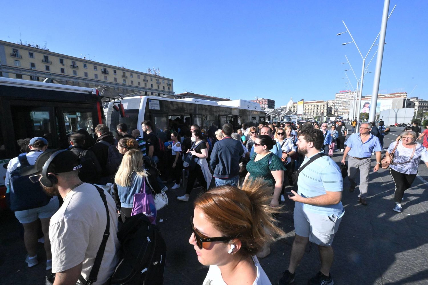 تم تعليق حركة القطارات من وإلى نابولي في 27 سبتمبر كإجراء احترازي للسماح بإجراء الفحوصات اللازمة على الشبكة بسبب وقوع هزة (إ.ب.أ)