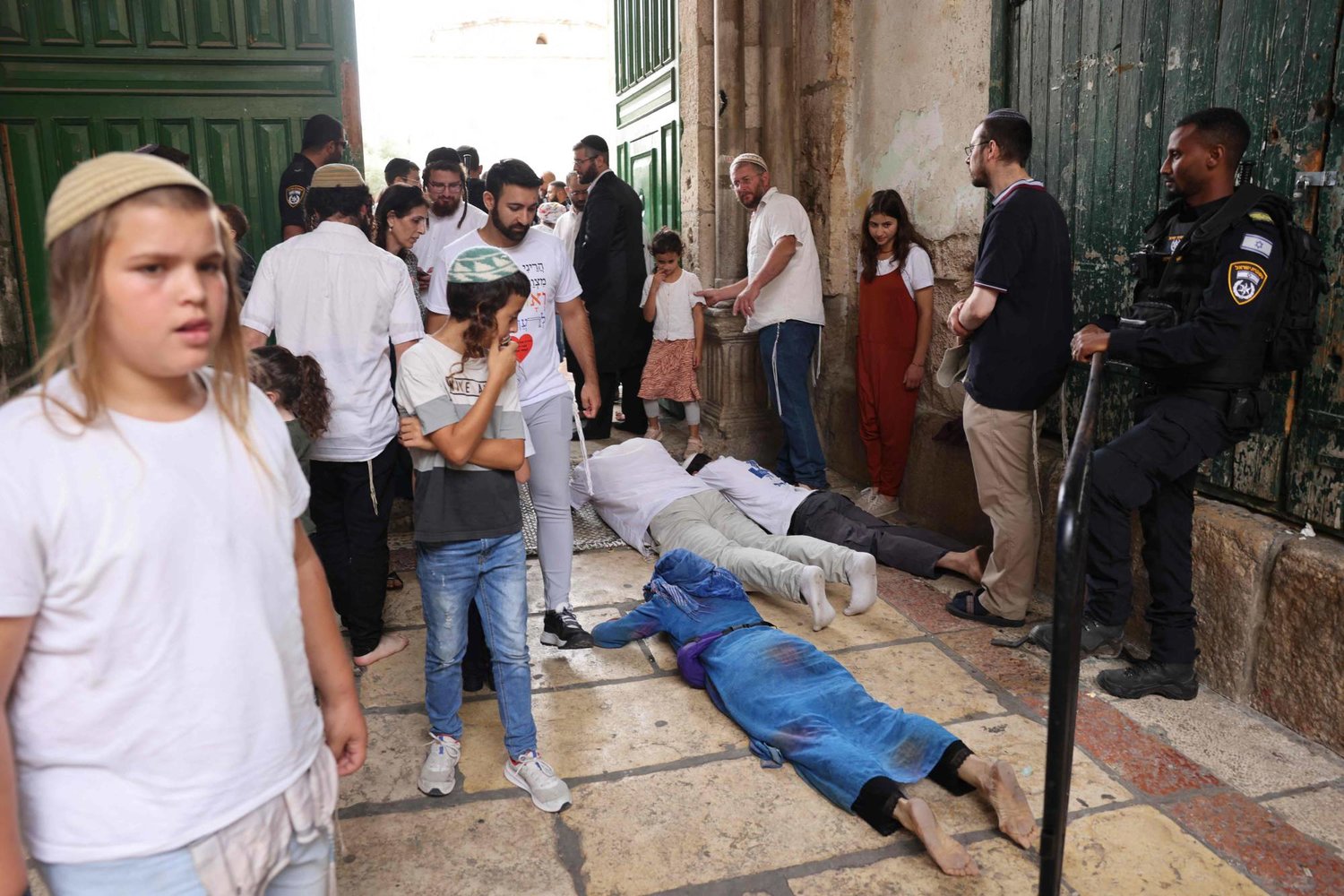 يهود يمارسون الطقوس الدينيو عند أحد مداخل مجمع المسجد الأقصى في البلدة القديمة في القدس (أ.ف.ب)
