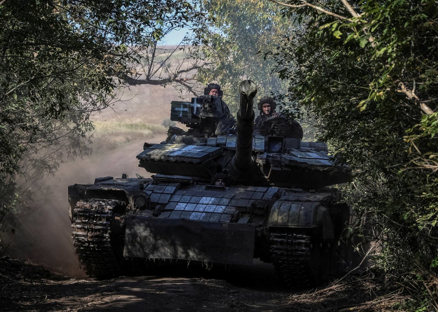 جنود أوكرانيون يقودون دبابة وسط استمرار الغزو الروسي للبلاد (رويترز)