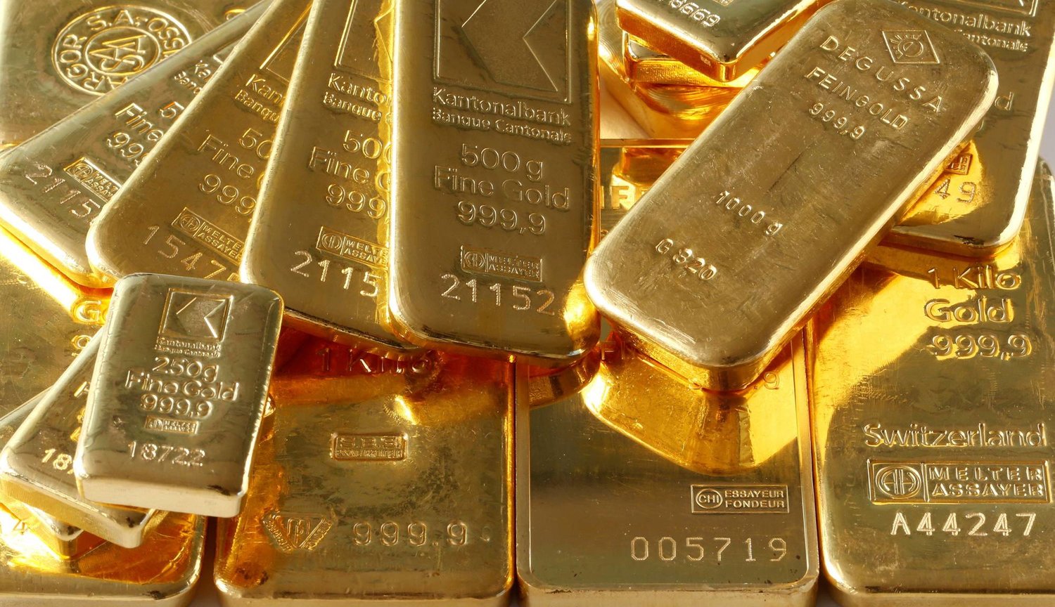 سبائك الذهب من قبو أحد البنوك تظهر في هذه الصورة التوضيحية التي التقطت في زيوريخ (رويترز)