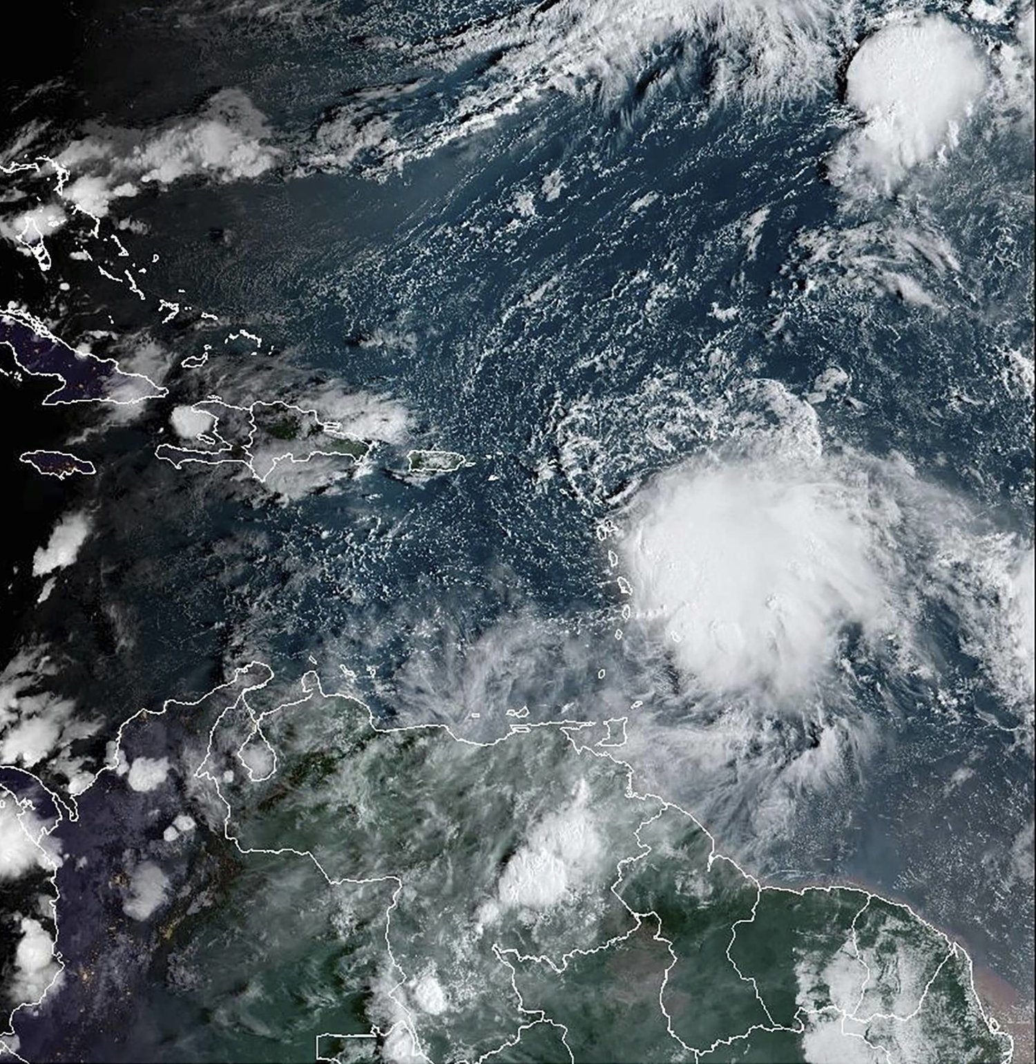 صورة بالقمر الاصطناعي للعاصفة الاستوائية فيليب (أ.ب)
