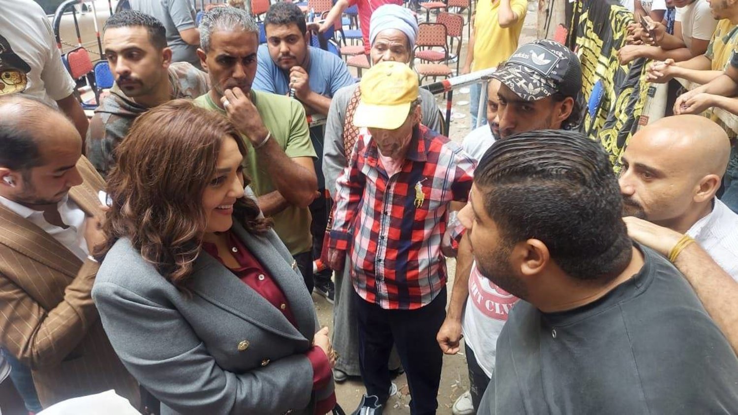 المرشحة المحتملة جميلة إسماعيل أمام أحد مكاتب الشهر العقاري بالقاهرة لجمع التوكيلات الشعبية (حساب جميلة الرسمي على «إكس»)