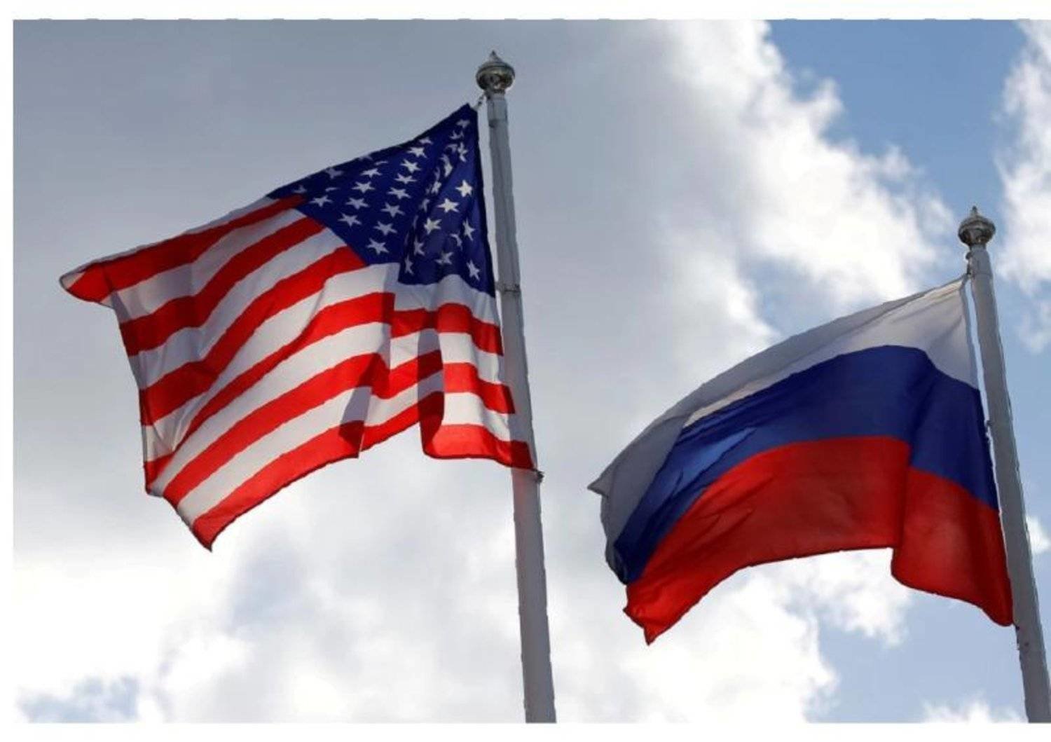 العلمان الأميركي والروسي جنباً إلى جنب (رويترز)