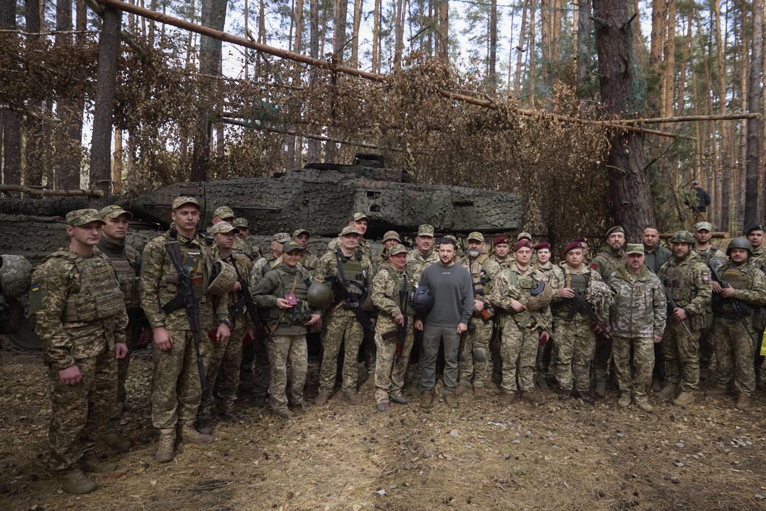 الرئيس الأوكراني فولوديمير زيلينسكي وسط جنوده في منطقة خاركيف (الرئاسة الأوكرانية- أ.ب)
