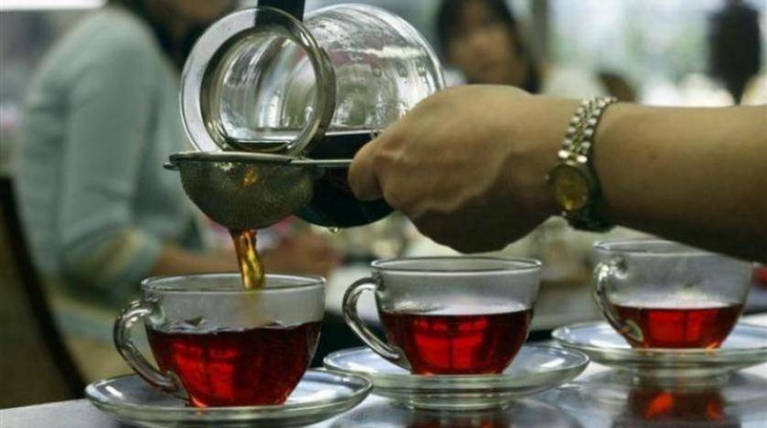 شرب الشاي يومياً يساعد على التحكم في مستويات السكر بالدم (رويترز)