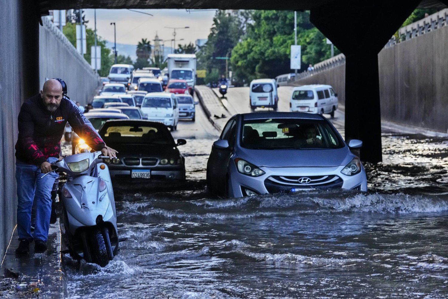 إحدى الطرق في بيروت التي غمرتها السيول (أ.ب)