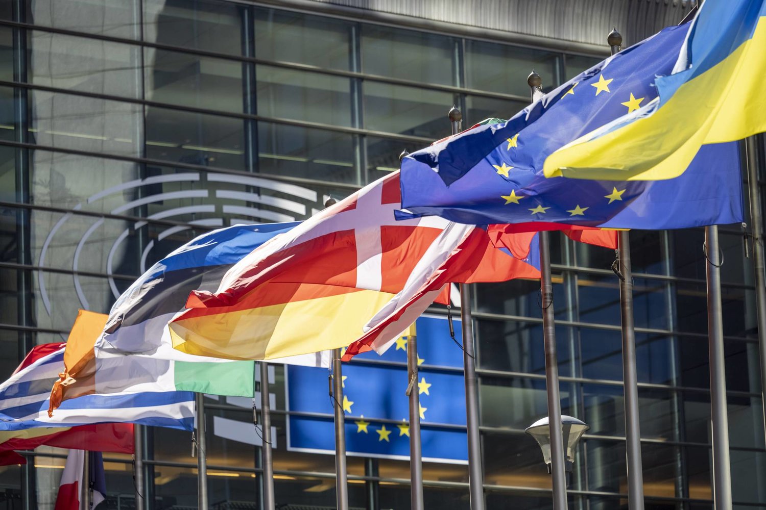 أعلام دول الاتحاد الأوروبي خارج مبنى البرلمان الأوروبي في بروكسل (د.ب.أ)