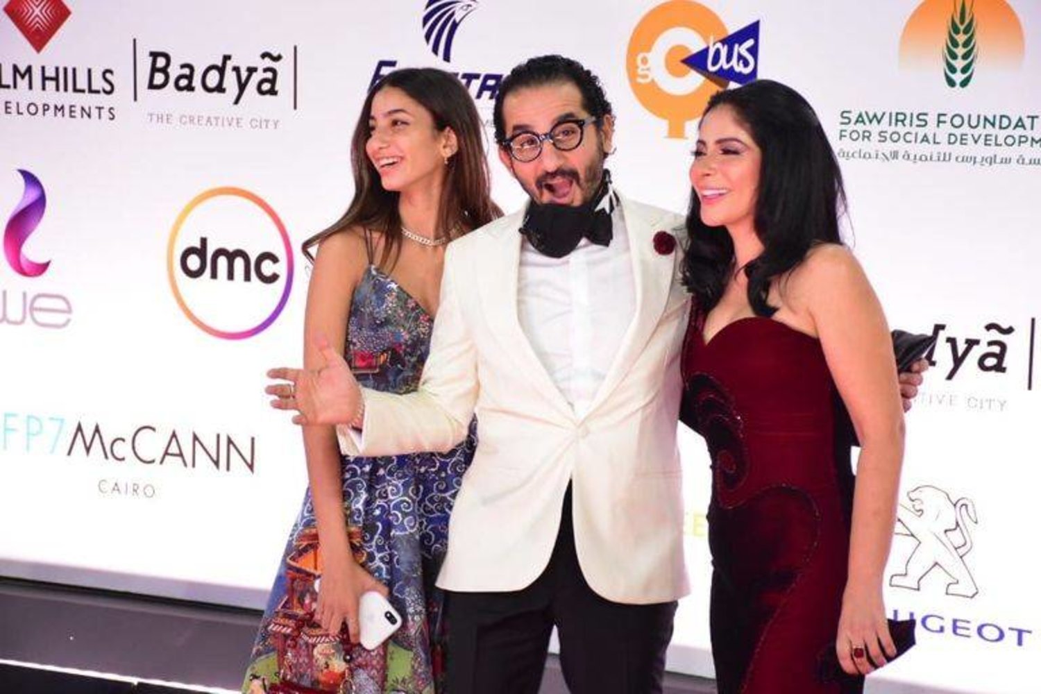 أحمد حلمي مع منى وزكي وابنتهما خلال افتتاح «القاهرة السينمائي» (صور المهرجان)