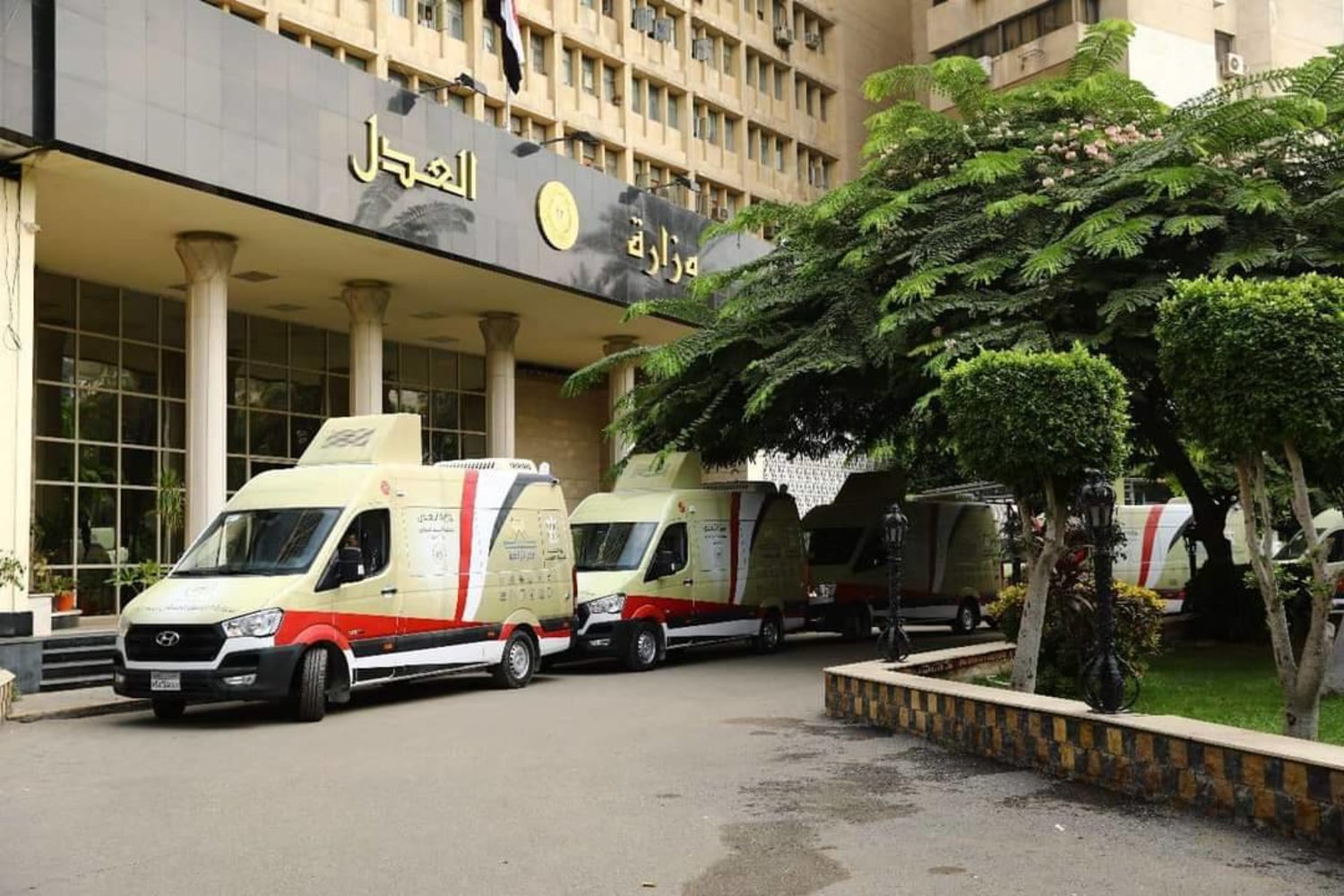 سيارات إسعاف أمام مقر وزارة العدل المصرية (وزارة العدل)