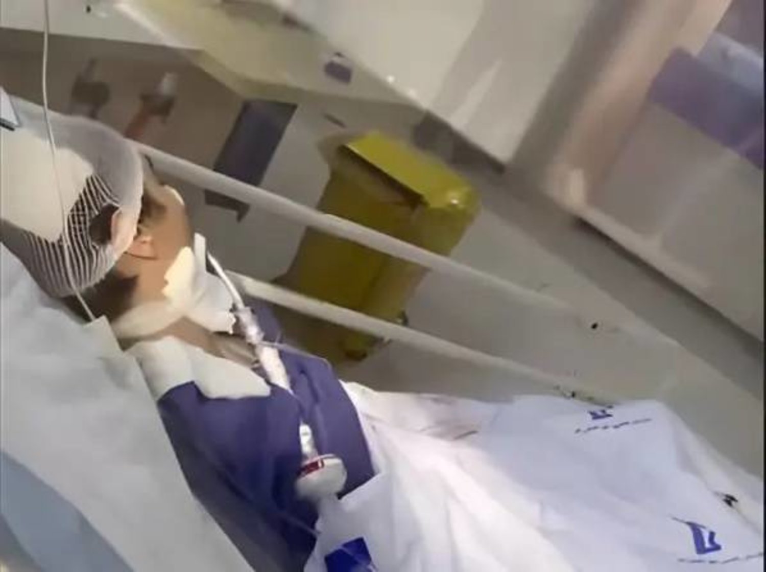 صورة نشرتها قناة «إيران إنترناشيونال» من أرميتا كراوند التي تتلقى العلاج في مستشفى بطهران