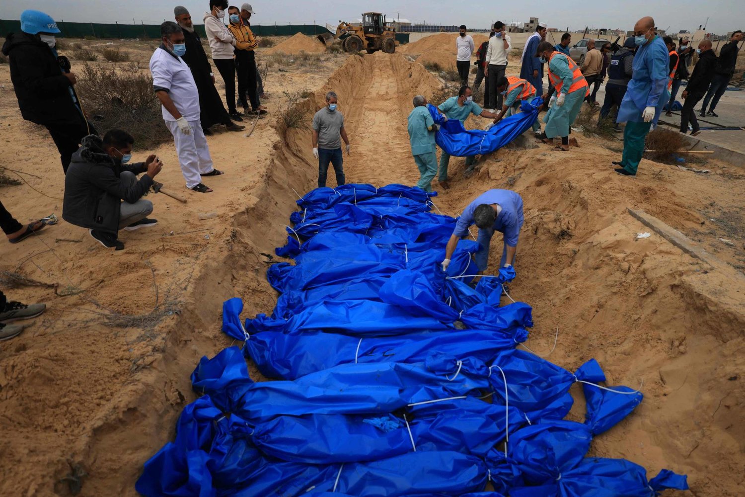 فلسطينيون يدفنون الجثث في مقبرة جماعية في خان يونس جنوب قطاع غزة في 22 نوفمبر 2023 وسط معارك مستمرة بين إسرائيل وحركة «حماس» الفلسطينية (أ.ف.ب)