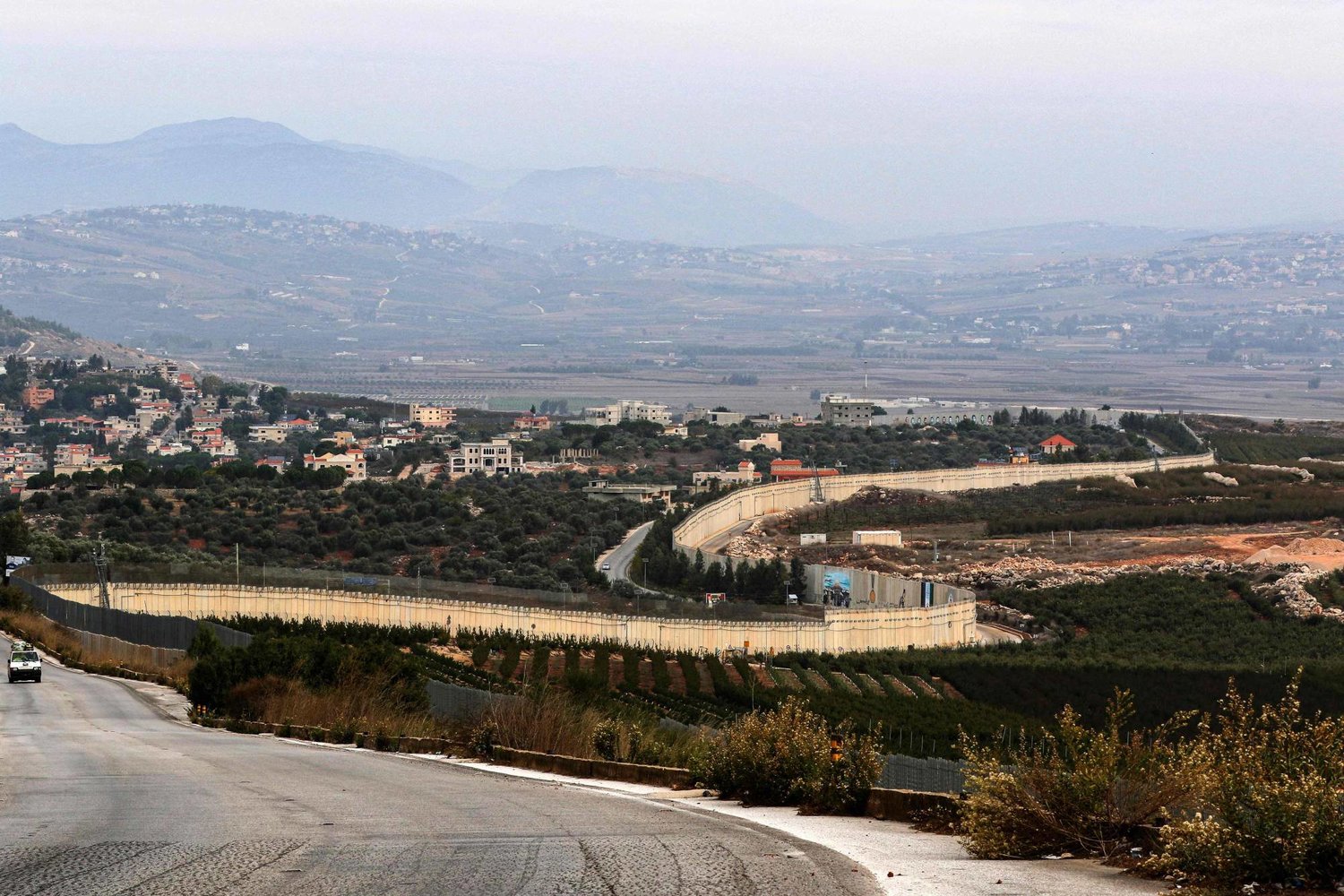 صورة تم التقاطها في 25 نوفمبر من بلدة العديسة بجنوب لبنان السياج الحدودي بين لبنان وإسرائيل (أ.ف.ب)