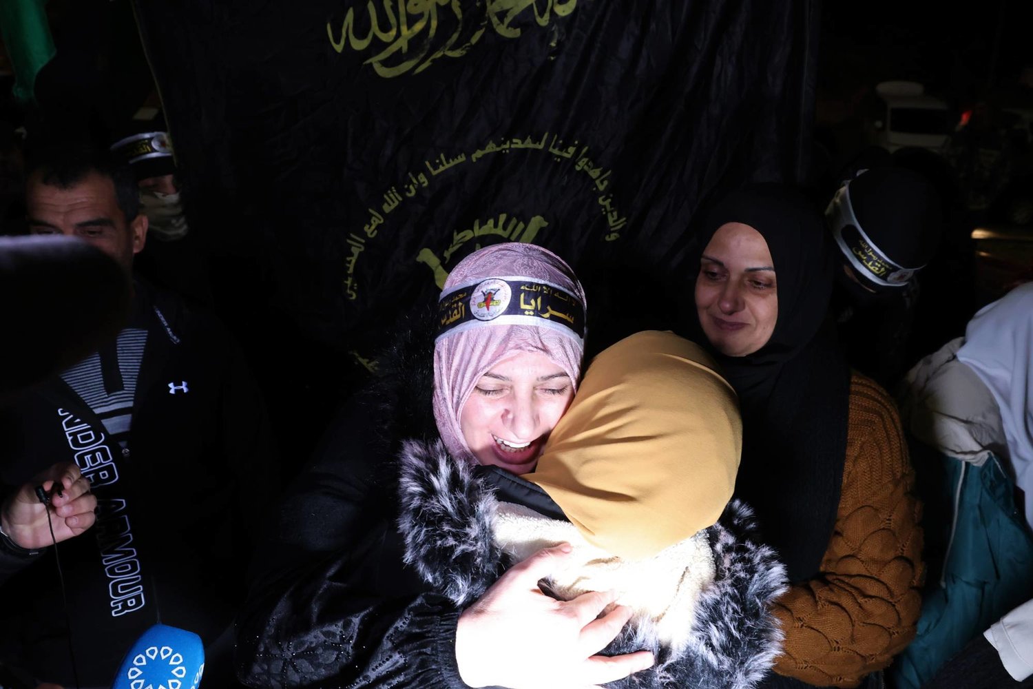 أسيرة فلسطينية تعانق أحد أفراد عائلتها بعد تحريرها من سجن عوفر بالقرب من رام الله (إ.ب.أ)