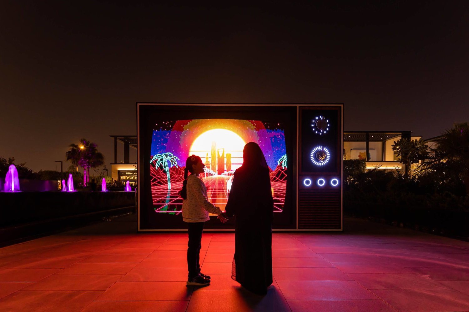 تحت شعار «قمراً على رمال الصحراء» ينثر نحو 120 فناناً من مختلف دول العالم في الرياض (الهيئة الملكية بالرياض)