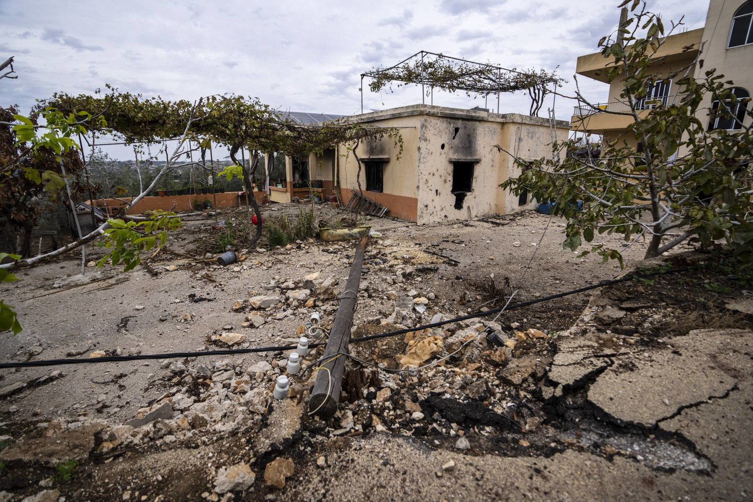 من الأضرار التي لحقت بأحد المنازل في قرية الضهيرة في جنوب لبنان نتيجة القصف الإسرائيلي (أ.ب)
