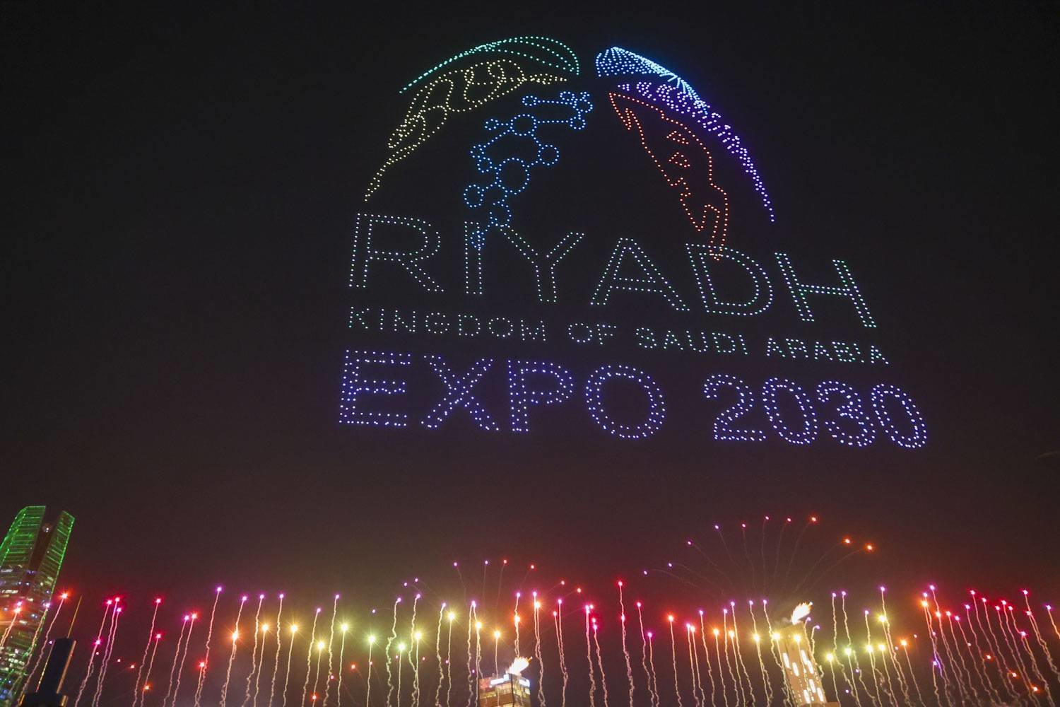 شعار «الرياض إكسبو 2030» يزيّن سماء العاصمة (تصوير: سعد الدوسري)