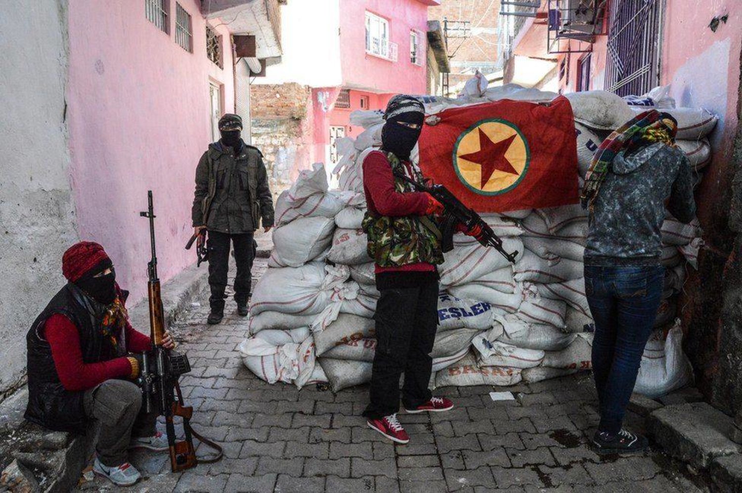 تركيا تطالب السويد باتخاذ خطوات لكبح جماح الأعضاء في «حزب العمال الكردستاني» الذي يصنفه الاتحاد الأوروبي والولايات المتحدة جماعة إرهابية (أ.ف.ب)