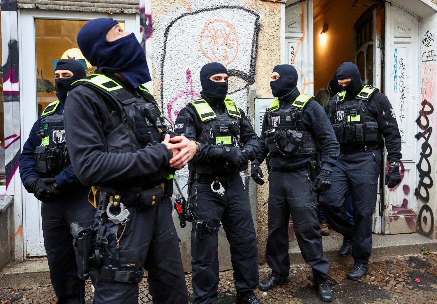 أفراد من الشرطة الألمانية خارج مبنى سكني في برلين بعد عملية دهم استهدفت ناشطين من حركة «حماس» يوم 23 نوفمبر (رويترز)
