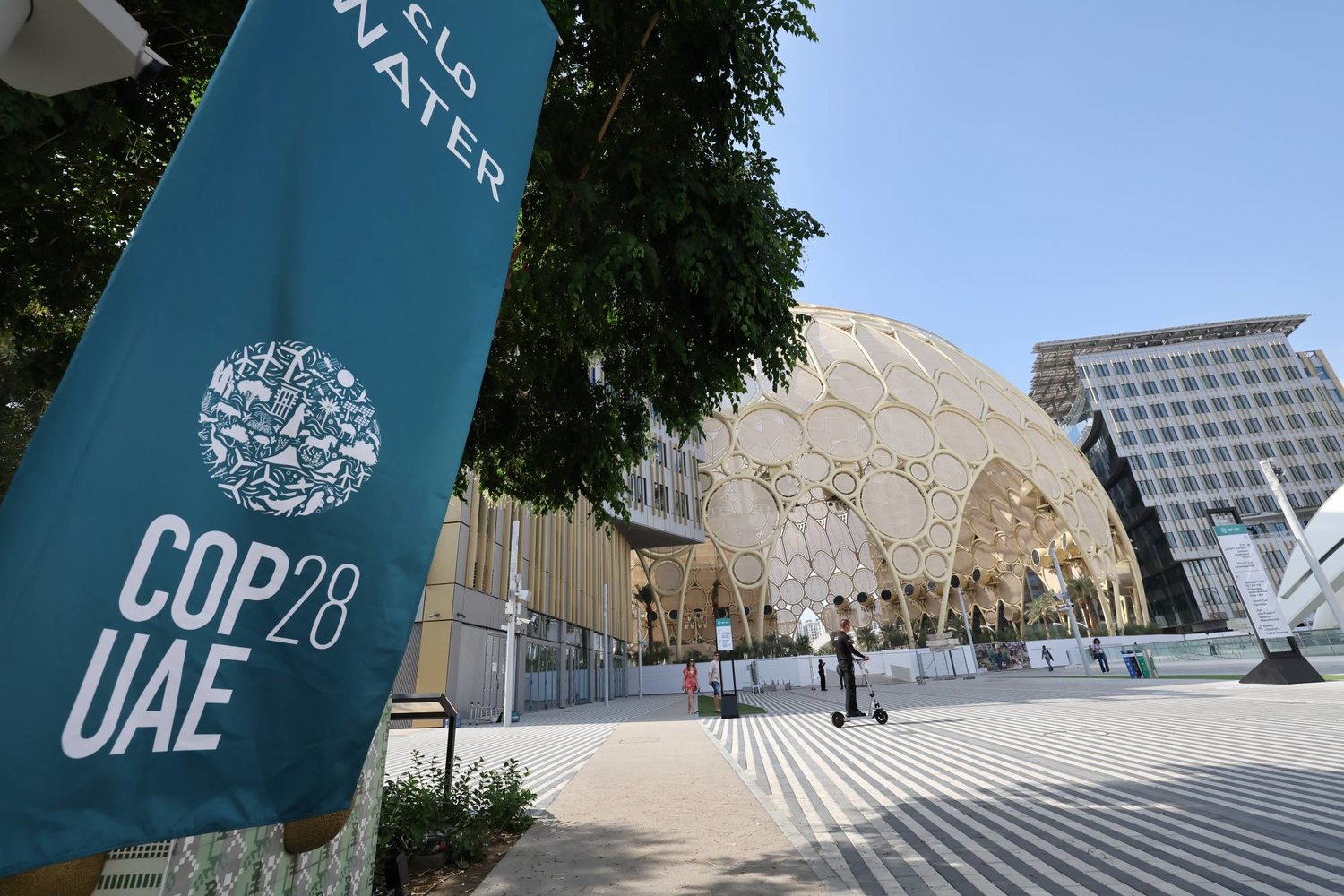 شعار قمة الأمم المتحدة للمناخ «كوب 28» في مدينة دبي الإماراتية (إ.ب.أ)
