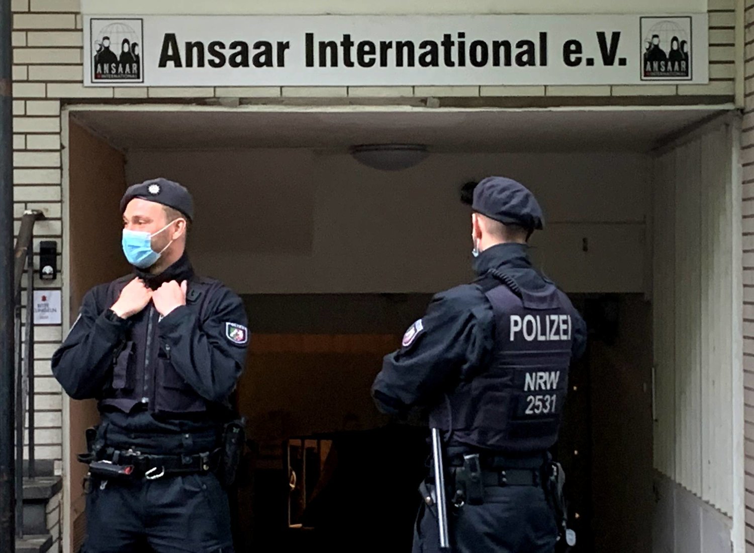 الشرطة الألمانية تومّن مبنى بعد أن حظرت البلاد منظمة «أنصار الدولية» الإسلامية في دوسلدورف - ألمانيا 5 مايو 2021 (رويترز)