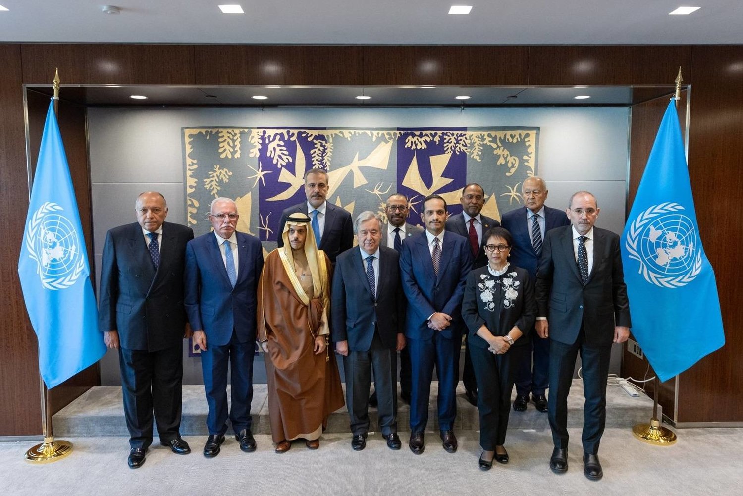 أعضاء "اللجنة الوزارية العربية الإسلامية المشتركة" مع أمين عام الأمم المتحدة قبيل اجتماعهم في نيويورك (واس)