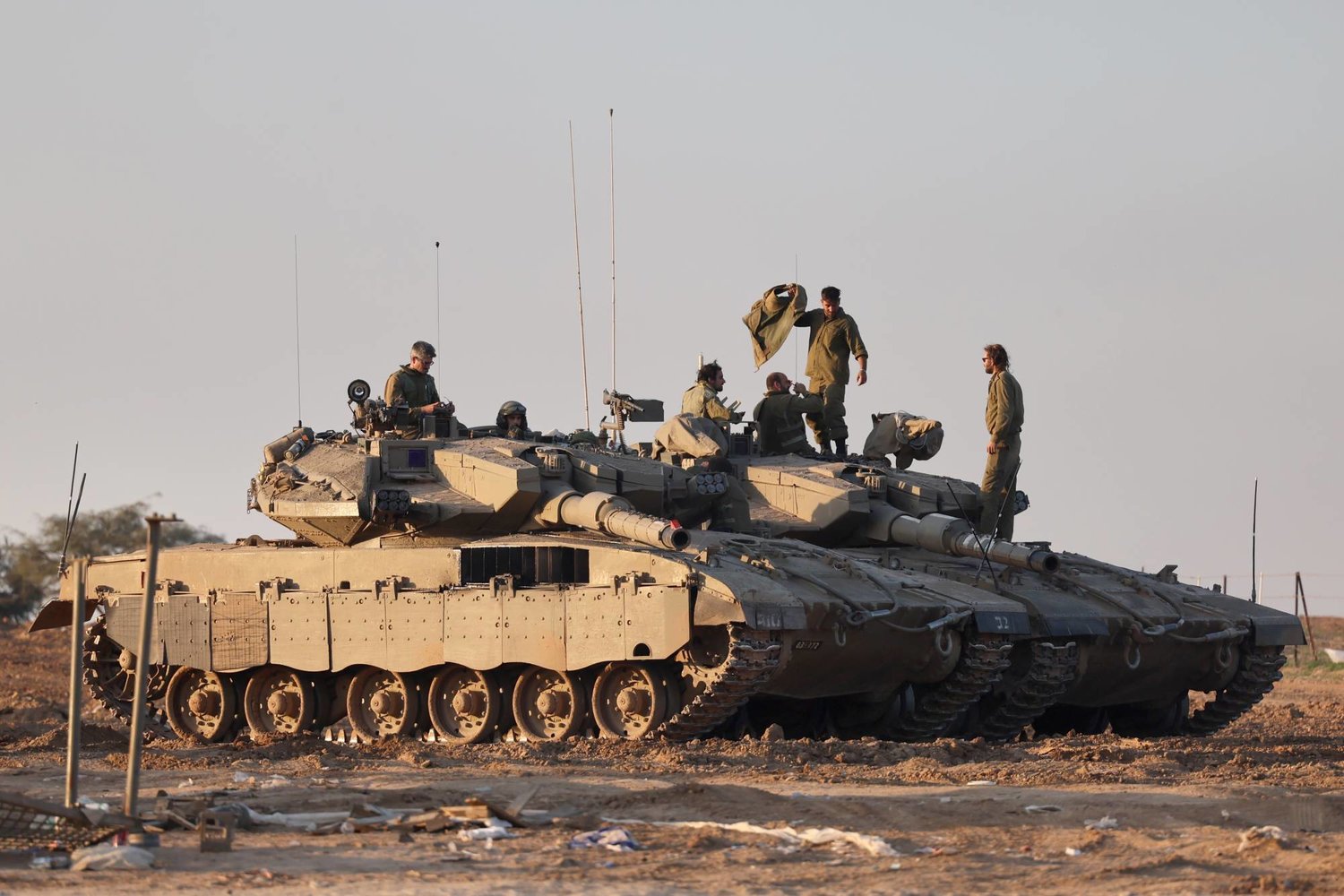 جنود إسرائيليون في مدرعاتهم على حدود قطاع غزة (إ. ب. أ)