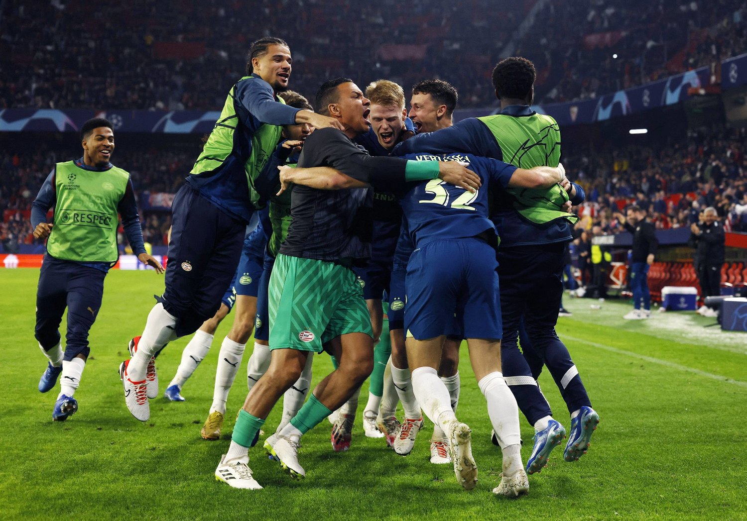 فرحة لاعبي أيندهوفن الهولندي عقب فوزهم على إشبيلية الإسباني في الدوري الأوروبي (رويترز)