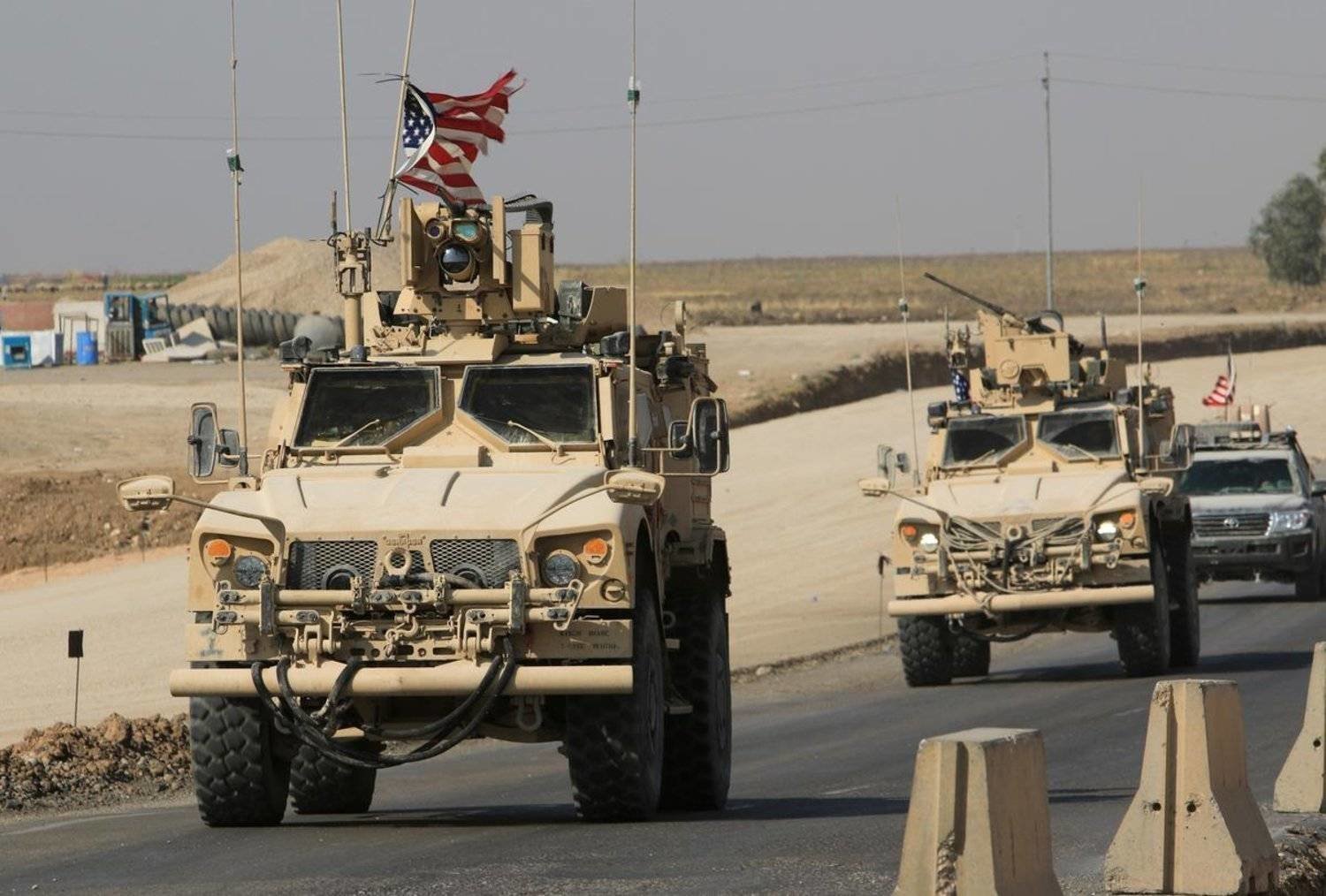 آليات عسكرية أميركية تظهر بعد انسحابها من الشمال السوري عند المعبر الحدودي العراقي عام 2019 (أرشيفية-رويترز)