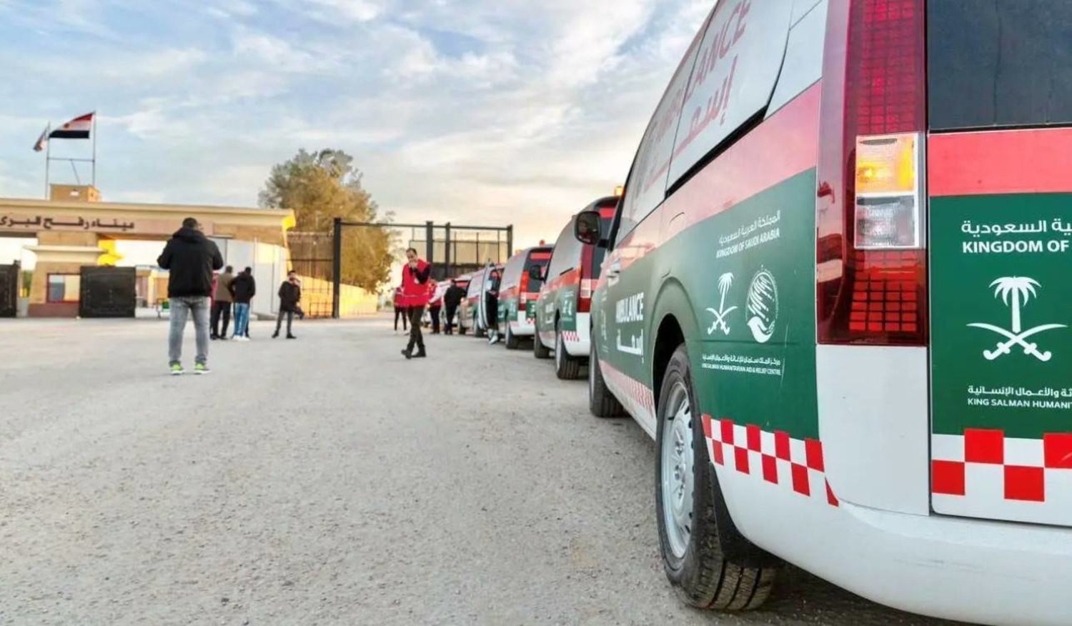 14 سيارة إسعاف مقدمة من مركز الملك سلمان للإغاثة والأعمال الإنسانية متوجهة إلى قطاع غزة من أصل 20 سيارة (واس)