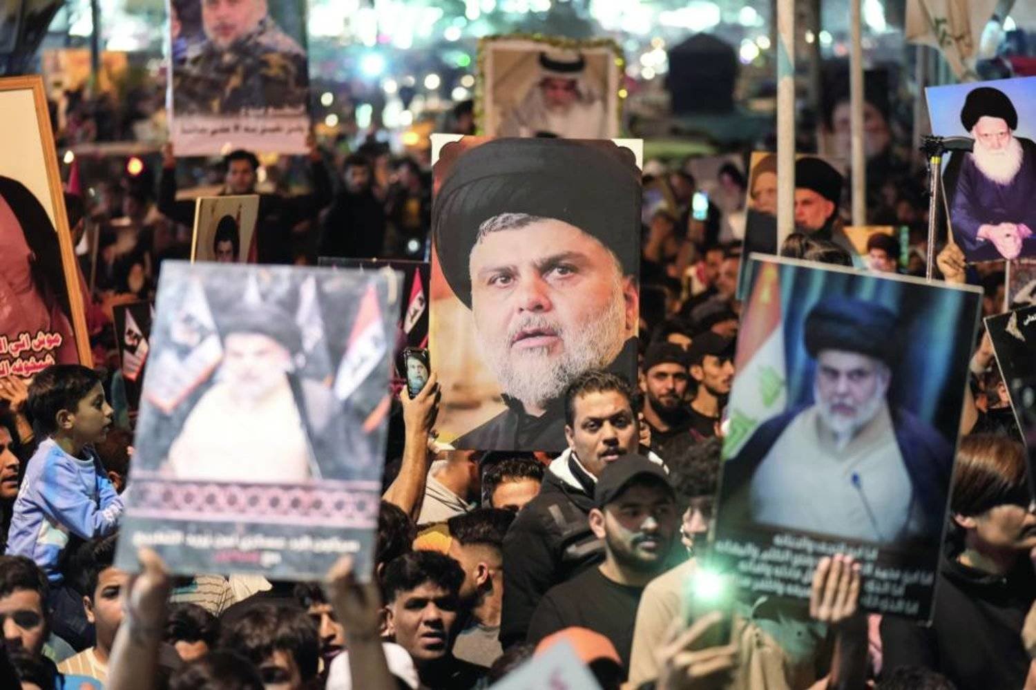 مؤيدو مقتدى الصدر خلال احتجاج في مدينة الصدر ببغداد أبريل الماضي (أ.ب)