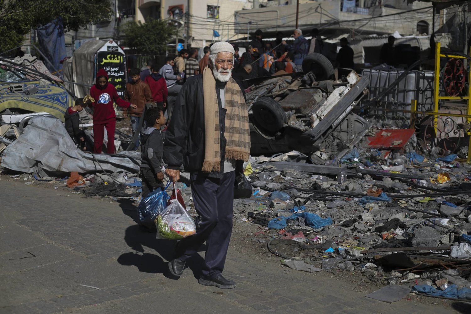 مفاوضون من مصر وقطر يضغطون من أجل تمديد جديد للهدنة في غزة لمدة يومين (أ.ب)