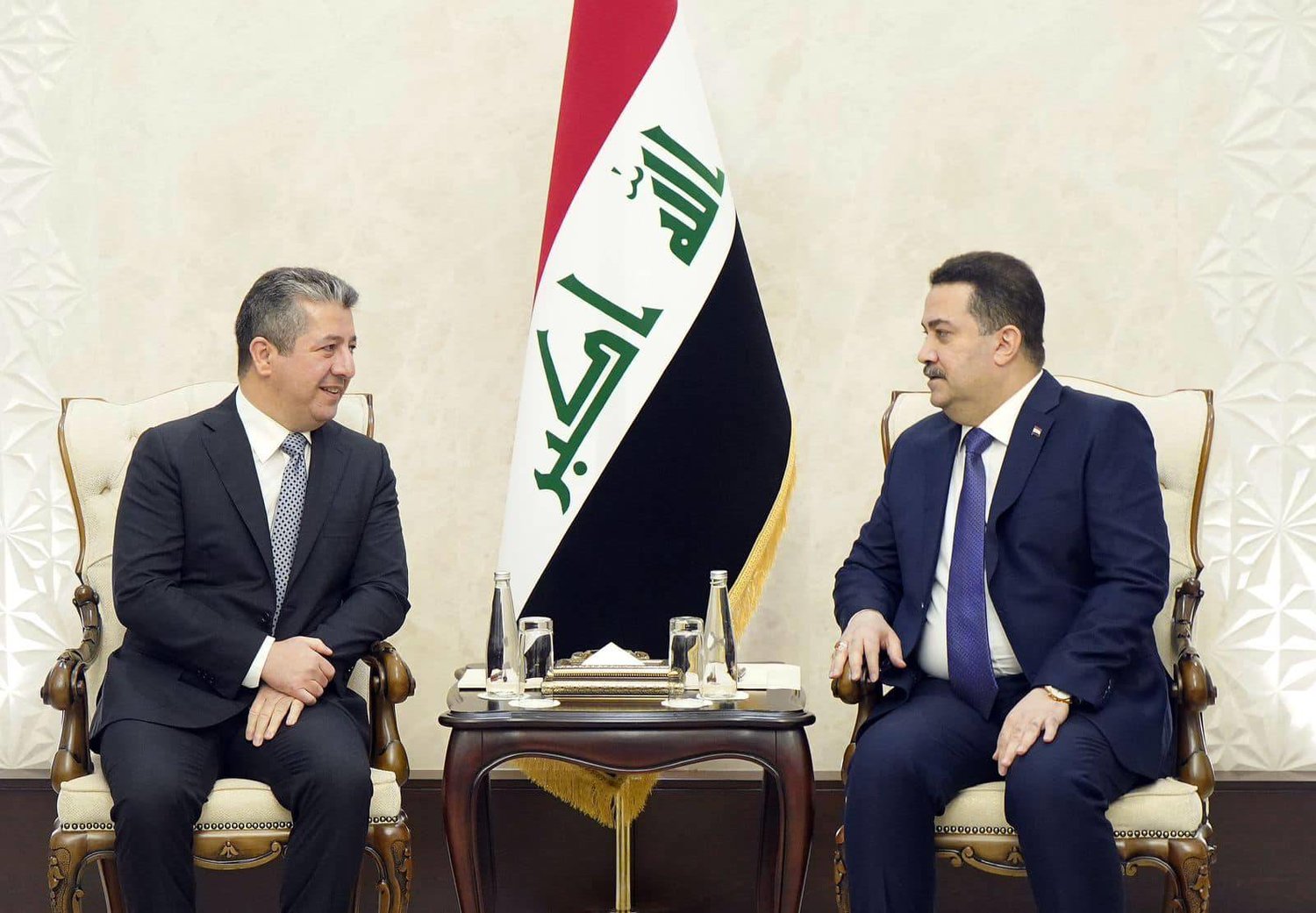 رئيس الوزراء العراقي محمد شياع السوداني ورئيس حكومة إقليم كردستان العراق مسرور بارزاني خلال لقاء ببغداد (أرشيفية - المكتب الإعلامي لرئيس الوزراء العراقي)