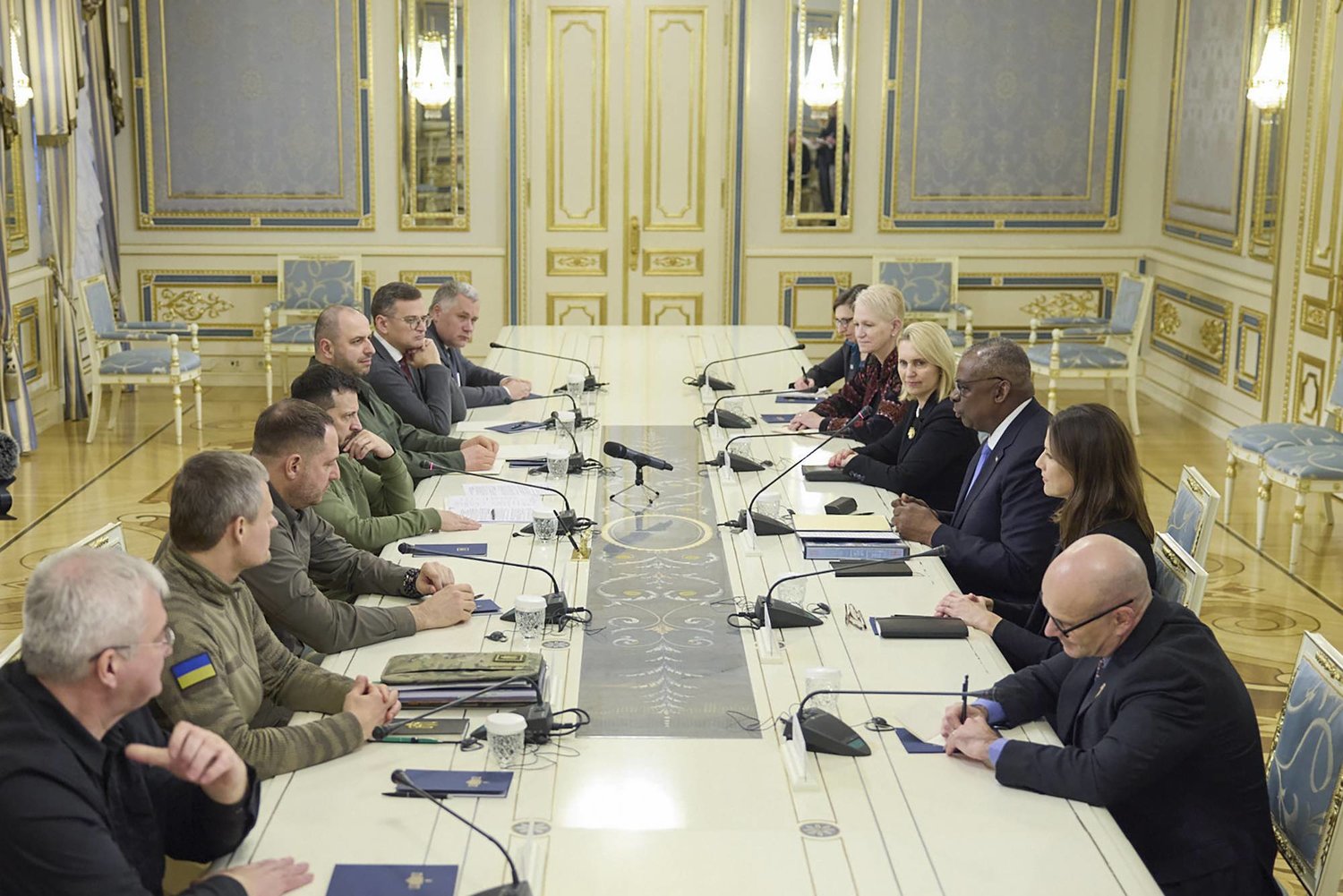 وزير الدفاع الأميركي لويد أوستن خلال اجتماعه بالرئيس الأوكراني فولوديمير زيلينسكي في كييف في 20 نوفمبر (أ.ب)