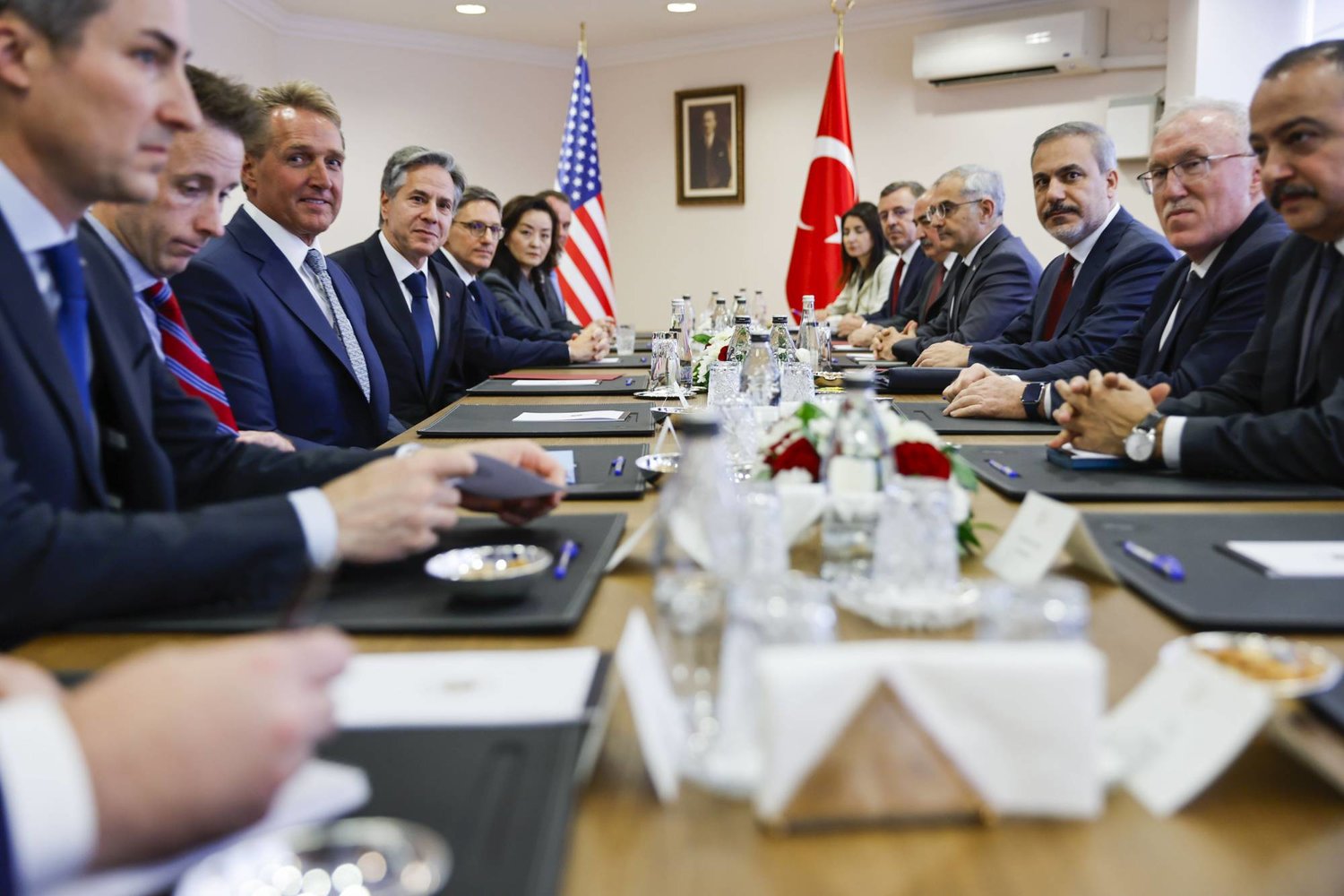 وزير الخارجية التركي هاكان فيدان في اجتماع مع نظيره الأميركي أنتوني بلينكن الذي زار أنقرة 6 نوفمبر لبحث حرب غزة (أ.ب)